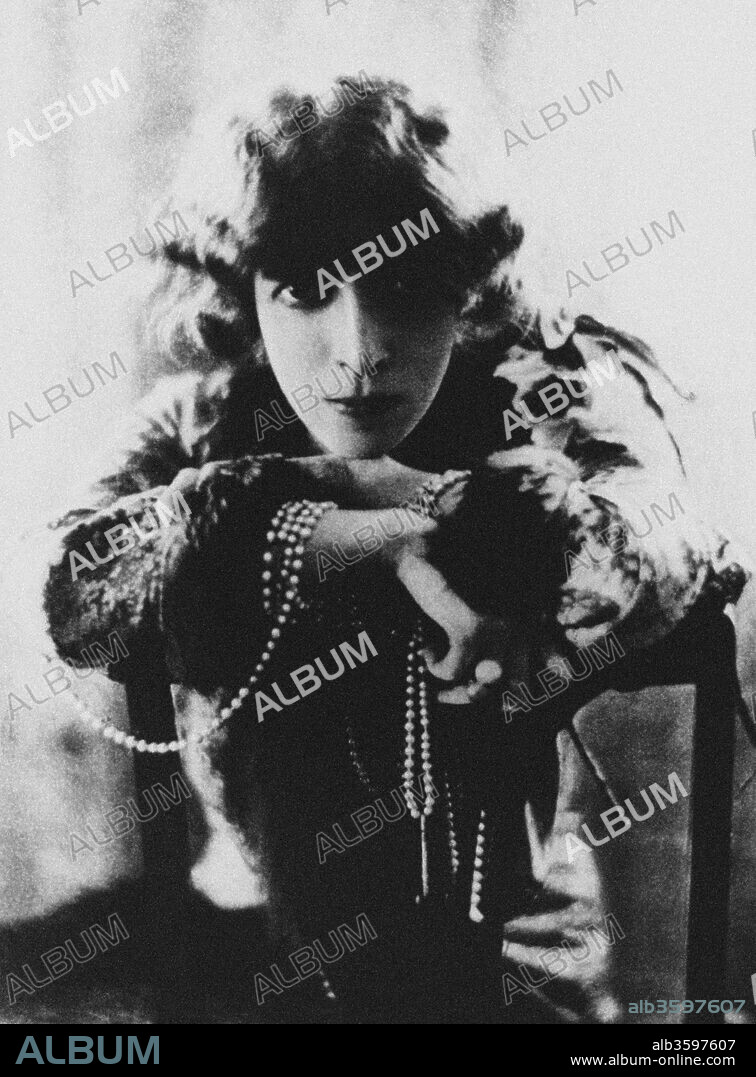 BARON ADOLPHE EDWARD SIGISMUND DE MEYER. Marchesa Luisa Casati.
