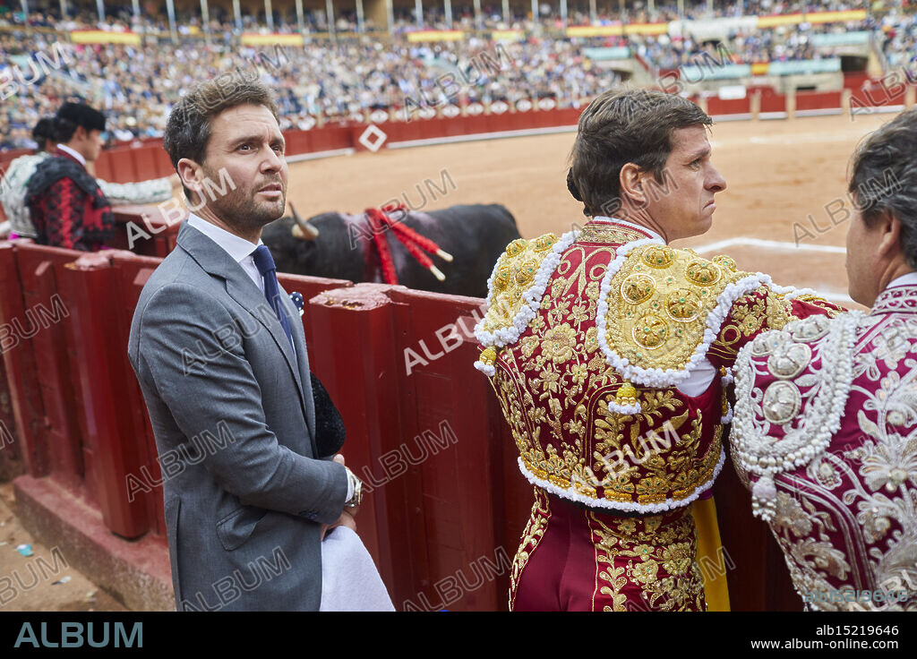 Salamanca, 21/09/2023. Reportaje del torero El Juli y su cuadrilla en el último día de la Feria taurina de La Vega 2023. Plaza de toros de La Glorieta. El Juli y Álvaro Montes en el callejón. Alejandro Garrido, mozo de espadas sostiene la montera del matador, en el callejón de la Glorieta. Foto: Guillermo Navarro. ARCHDC.