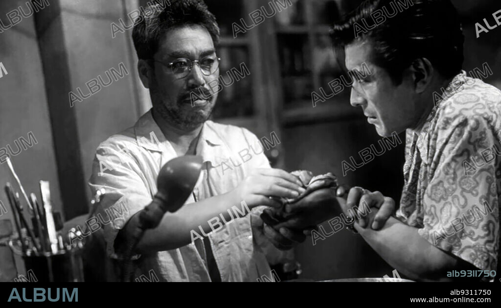 TAKASHI SHIMURA and TOSHIRO MIFUNE in DRUNKEN ANGEL, 1948 (YOIDORE TENSHI), directed by AKIRA KUROSAWA. Copyright Toho.