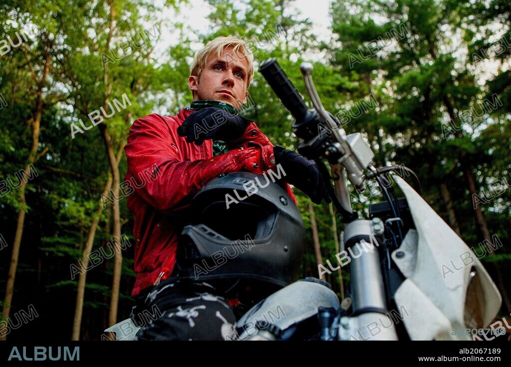RYAN GOSLING en CRUCE DE CAMINOS, 2012 (THE PLACE BEYOND THE PINES), dirigida por DEREK CIANFRANCE. Copyright FOCUS FEATURES.