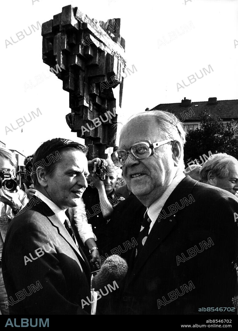 Statyer " Till Axel Danielsson " Nobeltorget av konstnären Willy Gordon. på bilden fr v. Olof Palme och Tage Erlander. Foto: Sydsvenskan / IBL Bildbyrå.