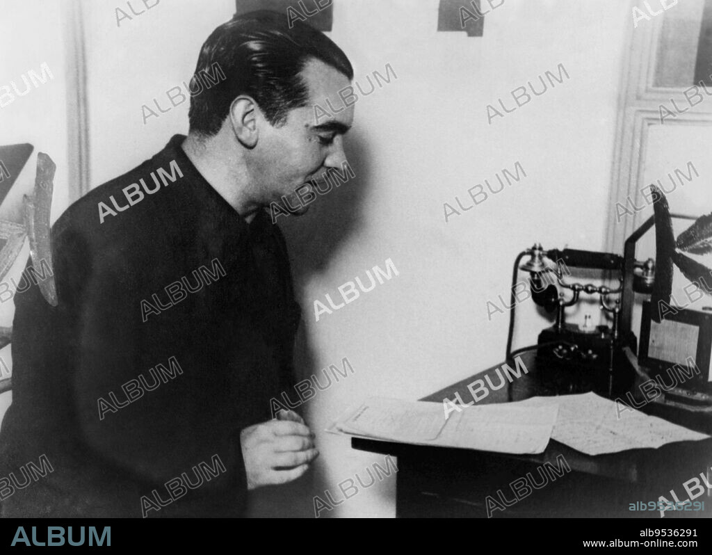 El poeta español Federico García Lorca en una audición en Radio Stentor durante su estancia en Buenos Aires en 1933.