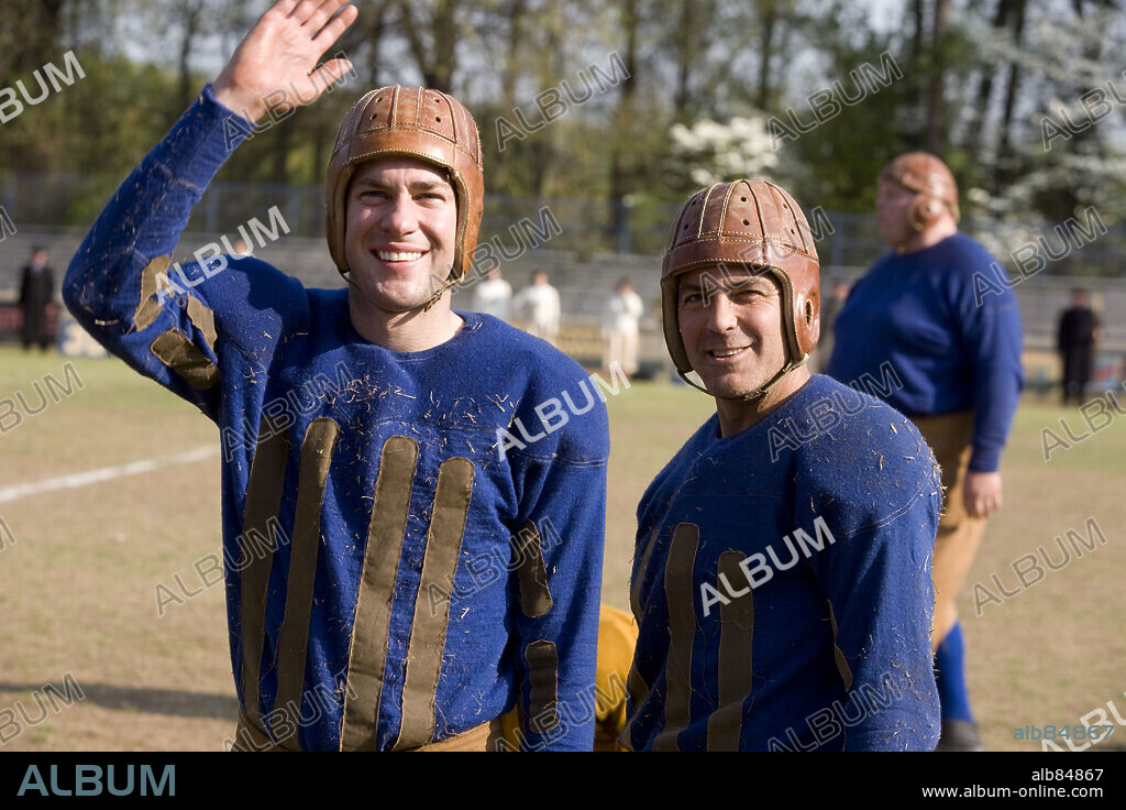 GEORGE CLOONEY y JOHN KRASINSKI en ELLA ES EL PARTIDO, 2008 (LEATHERHEADS), dirigida por GEORGE CLOONEY. Copyright CASEY SILVER PRODUCTIONS/OUTLAW PROD/SMOKE HOUSE.