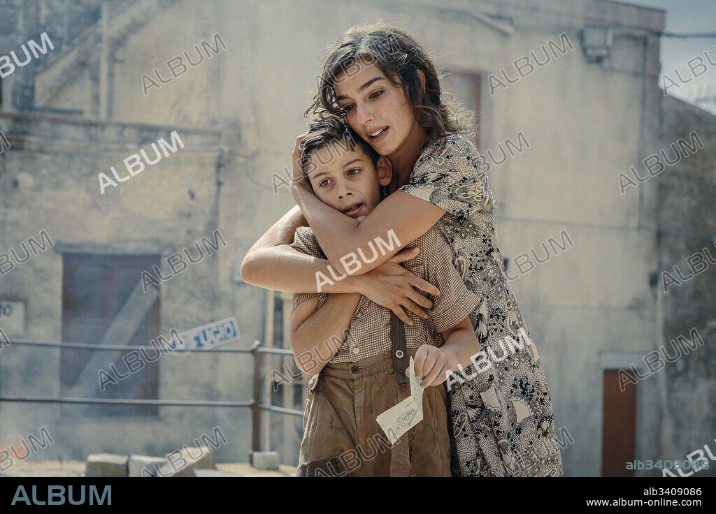 STELLA EGITTO in IN GUERRA PER AMORE, 2016, directed by PIF. Copyright WILDSIDE/RAI CINEMA/MiBAC/DIREZIONE GENERALE PER IL CINEMA.