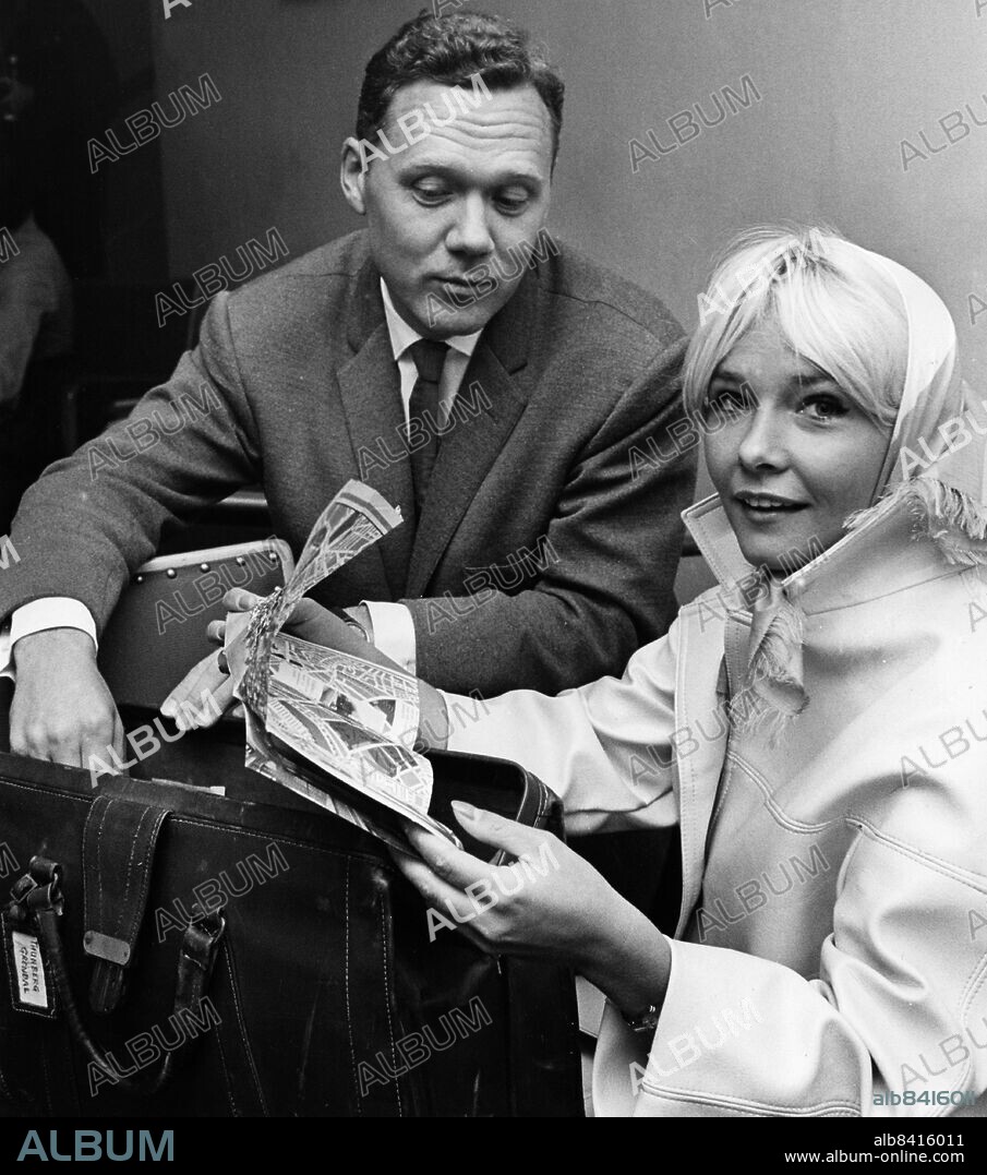 ARKIV MALMÖ 19621110.. Skådespelarna Olof Thunberg och Lena Granhagen, föräldraparet i TV-filmen om "Villervalle i Söderhavet", återkom på lördagseftermiddagen till Sverige efter nio soliga månader i Söderhavet.. Foto: Sven-Erik Sjöberg / DN / TT / Kod: 53. ** SvD OUT **.