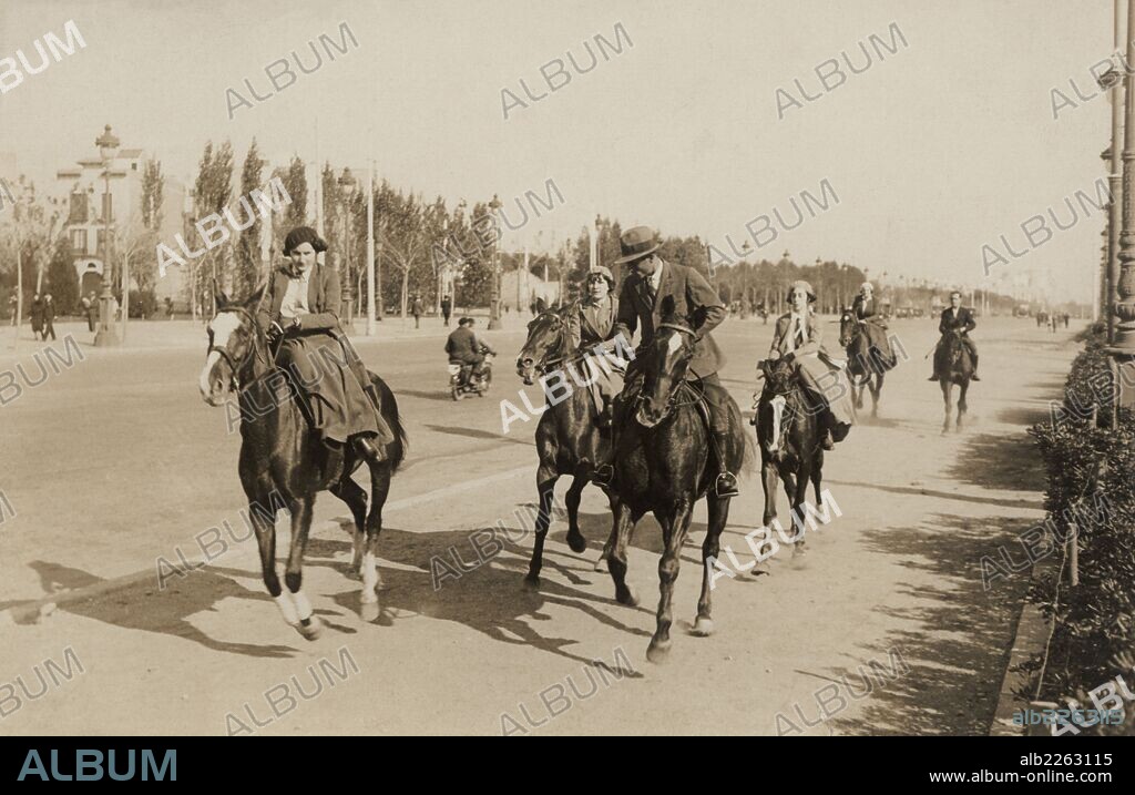 Barcelona. Jinetes paseando por la Diagonal junto al Club de Polo. Año 1920.