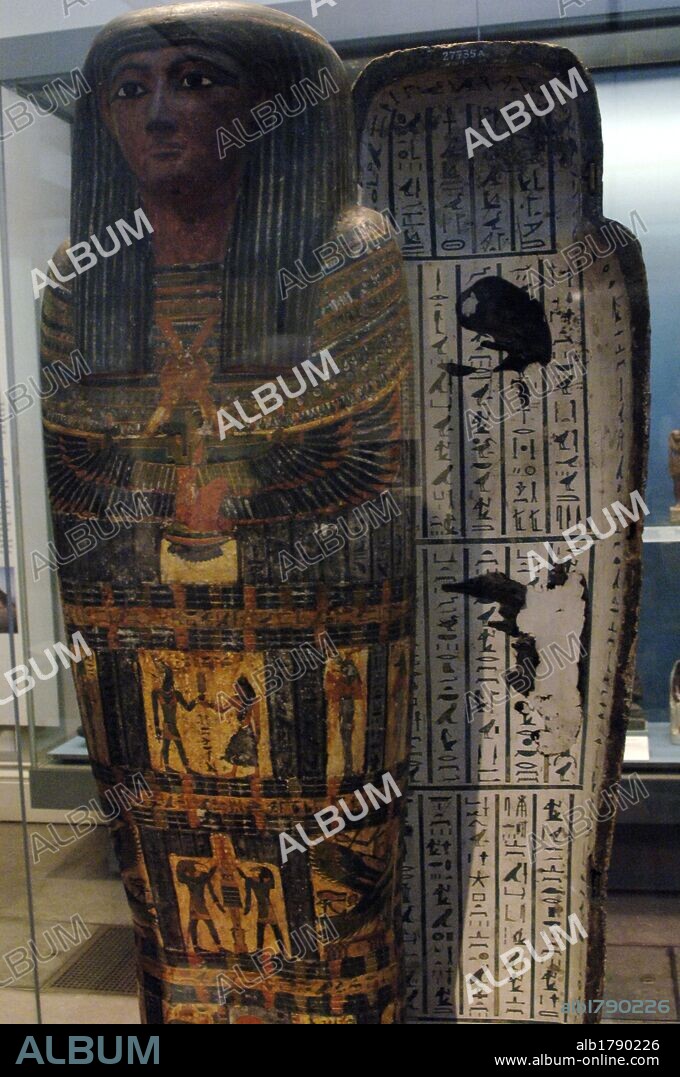 ARTE EGIPCIO. PERIODO TARDIO. DINASTIA XXV. SARCOFAGO antropomorfo interior de madera pintada del SACERDOTE HOR con la representación de la diosa del cielo NUT con sus alas protectoras extendidas en la parte anterior. Fechado hacia el s. VII a. C. El interior está cubierto por extractos del "Libro de los Muertos" Museo Británico. Londres. Inglaterra. Reino Unido.