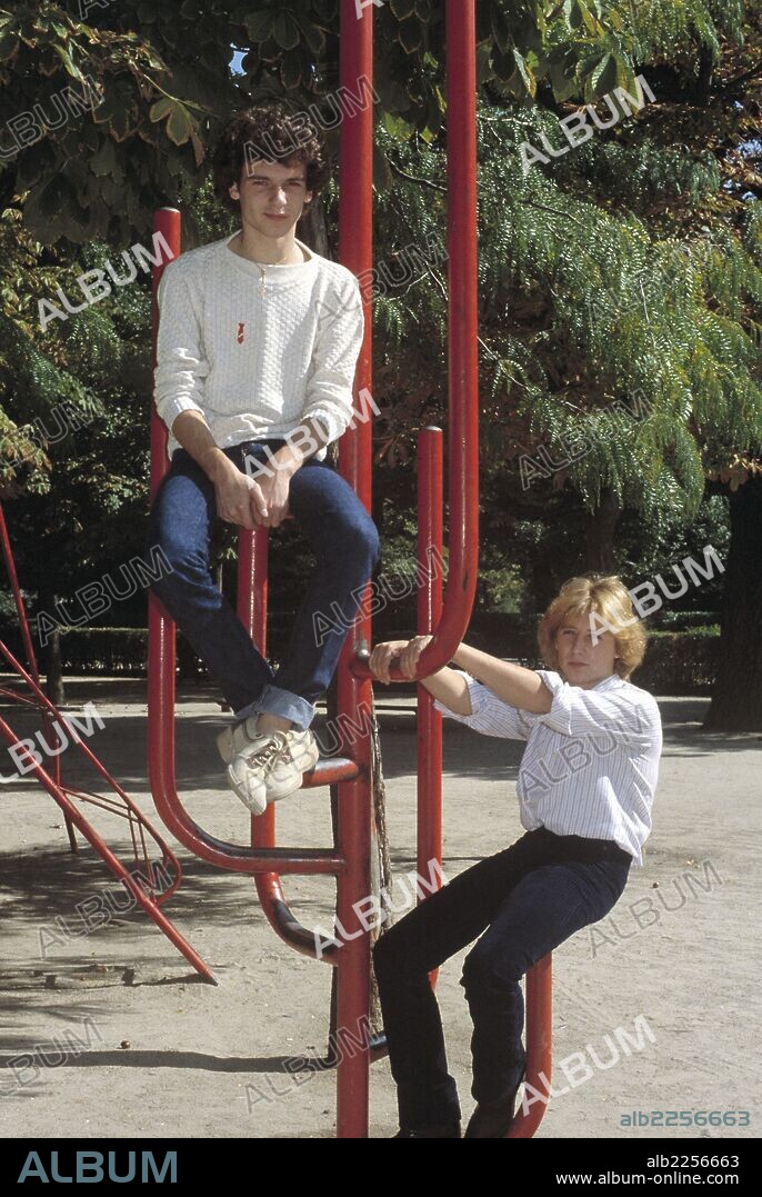 LOS PECOS. GRUPO MUSICAL ESPAÑOL CREADO EN EL AÑO 1977. FOTOGRAFIA DEL AÑO 1977 EN EL PARQUE DEL RETIRO DE MADRID.