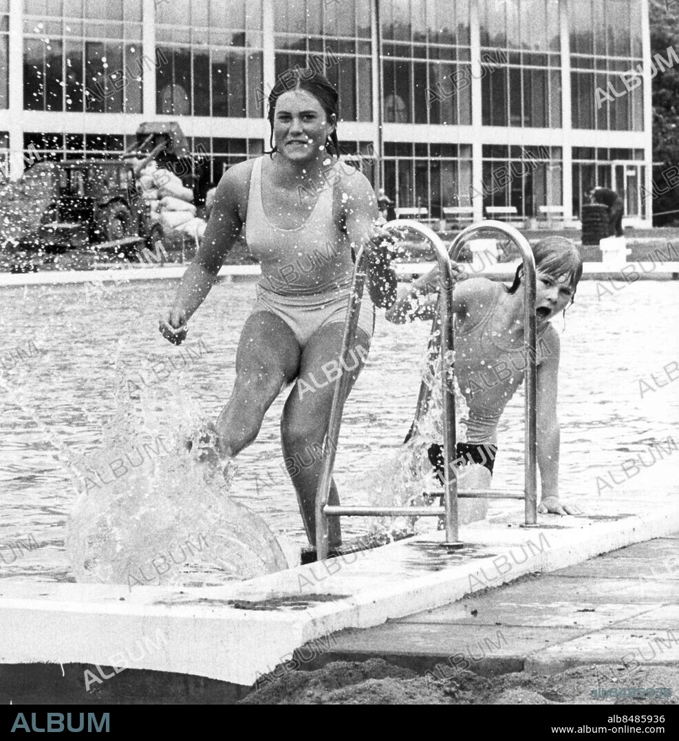 Göteborg 1967-07-05 Valhallabadet - Yvonne Hjertén var en av de första i utomhusbassängen när denna officiellt öppnades. öppnades. Foto: Kamerareportage *** Local Caption *** . KAMERAREPORTAGE.