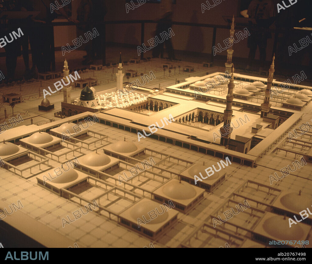 MAQUETA DE LA MEZQUITA DEL PROFETA EN MEDINA EN EL PABELLON DE ARABIA SAUDI.