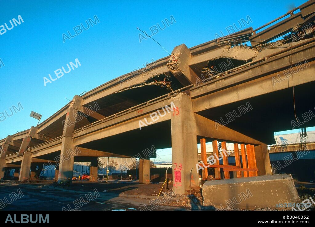 Part of I-880 in Oakland, CA collapsed during the 1989 earthquake.