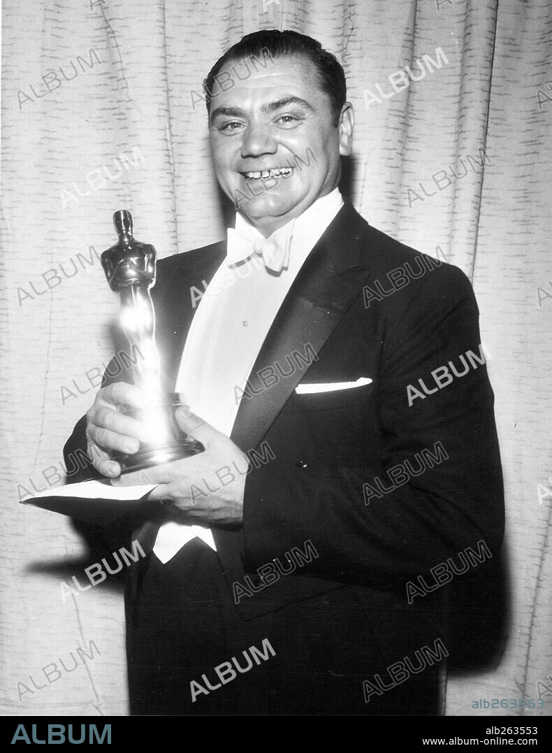 ERNEST BORGNINE. 28ª Edición de los Premios Oscar / 1956. 
Ernest Borgine premiado como mejor actor por "Marty". 1956