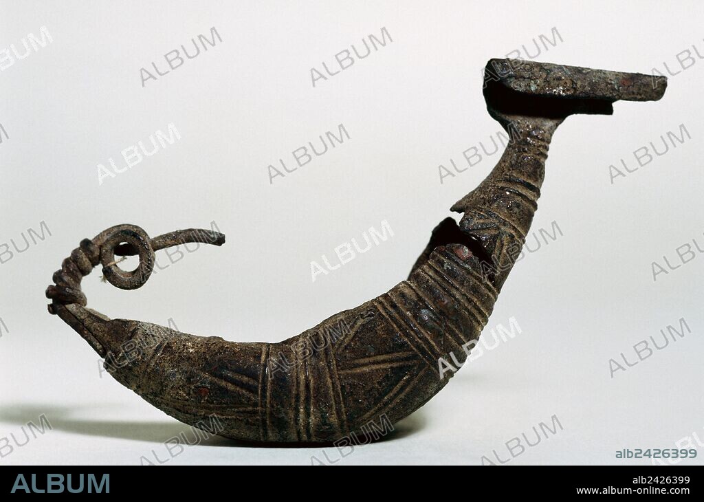 ARTE ROMANO. ESPAÑA. FIBULA DE BRONCE ORNAMENTADA. Pieza procedente de Ribas i Freser (Comarca del Ripollés, provincia de Girona, Cataluña). Siglo I al II d. C. Museu Episcopal del Vic. Provincia de Barcelona. Comarca de Osona. Cataluña.