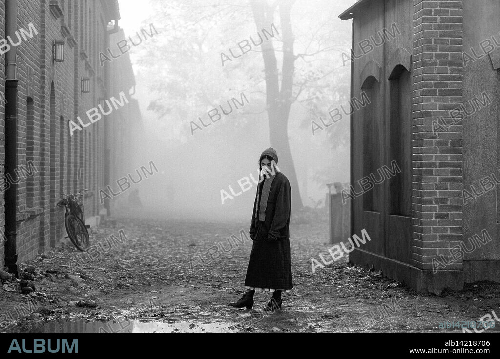 VIC CARMEN SONNE en LA CHICA DE LA AGUJA, 2024 (PIGEN MED NALEN), dirigida por MAGNUS VON HORN. Copyright Creative Alliance / Lava Films / Nordisk Film.