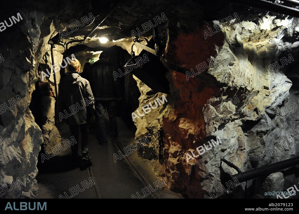 Deutsches Museum (Museo de la Ciencia y la Tecnología). Munich. Alemania. Europa. Niño visitando la recreación del interior de una galería de una mina. Alemania. Europa.