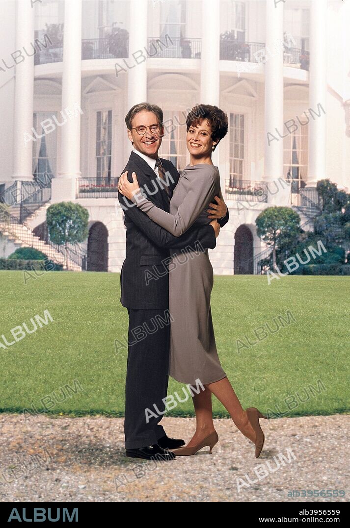 KEVIN KLINE and SIGOURNEY WEAVER in DAVE, 1993, directed by IVAN REITMAN. Copyright WARNER BROTHERS.