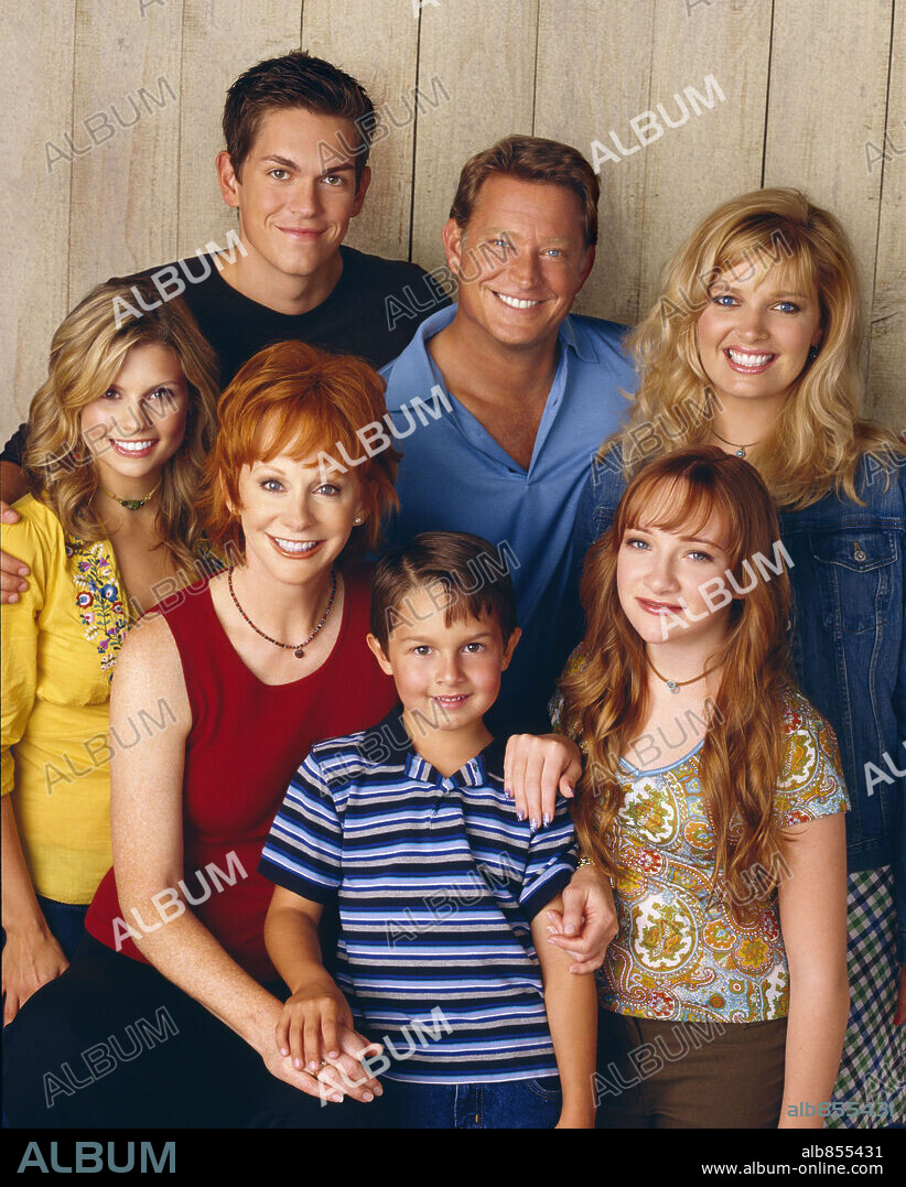 CHRISTOPHER RICH, JOANNA GARCIA, MELISSA PETERMAN, MITCH HOLLEMAN, REBA MCENTIRE, SCARLETT POMERS and STEVE HOWEY in REBA, 2001 (REBA-TV), directed by ALLISON M. GIBSON. Copyright 20TH CENTURY FOX TV.