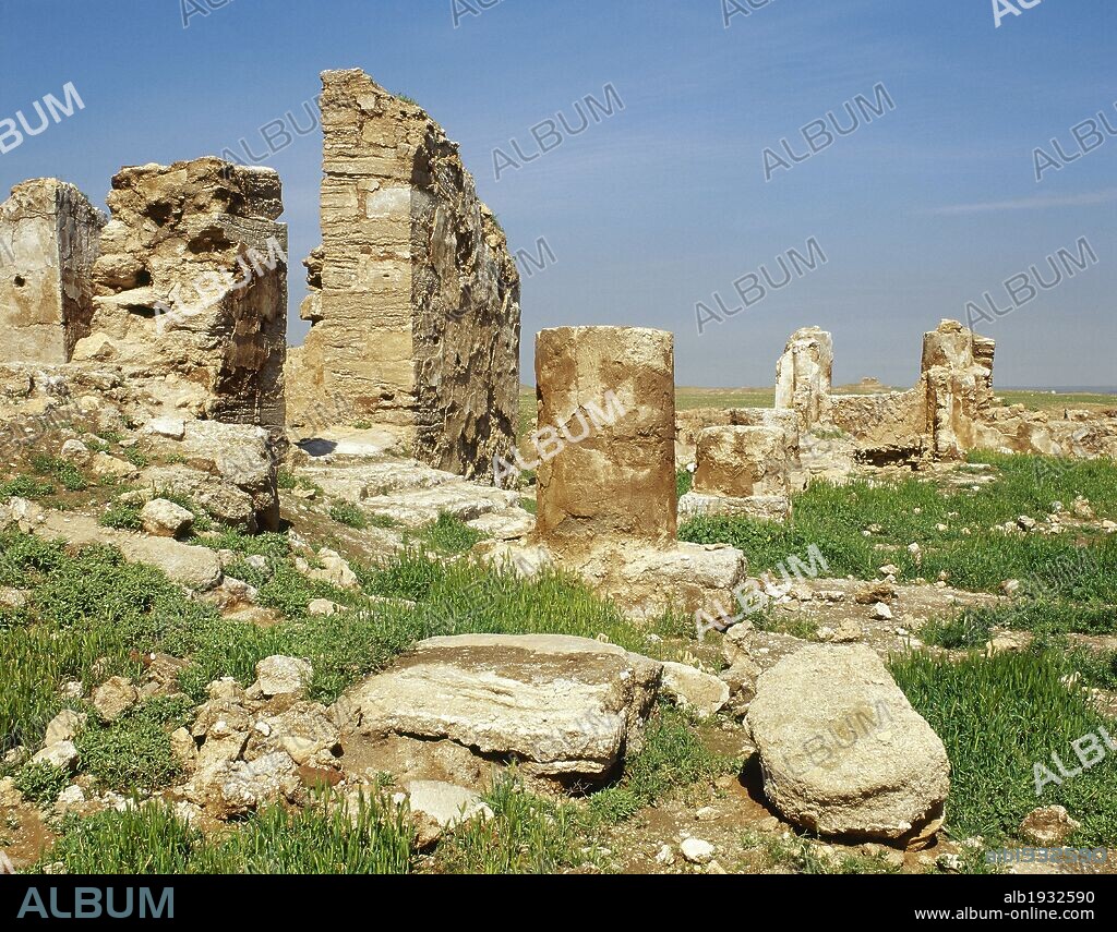 ARTE ROMANO. SIRIA. DURA EUROPOS (TELL SALHIVE). Ciudad que nació hacia el año 290 a. C. para defender la ruta entre Apamea y Seleucia, plazas fuertes del reino seléucida. En el 164 d. C. fue conquistada por los romanos. Vista de las ruinas del TEMPLO DE BAAL, construido en el s. I d. C.