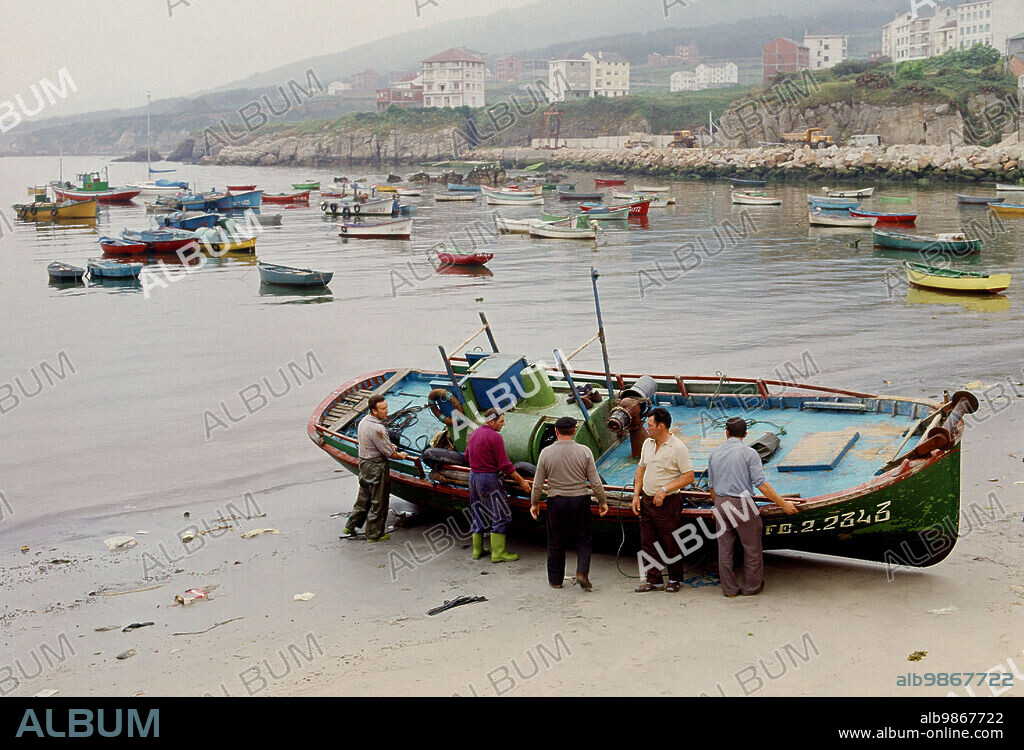 AUTOR LIBRE 01307. BARCA VARADA - FOTO AÑOS 70.