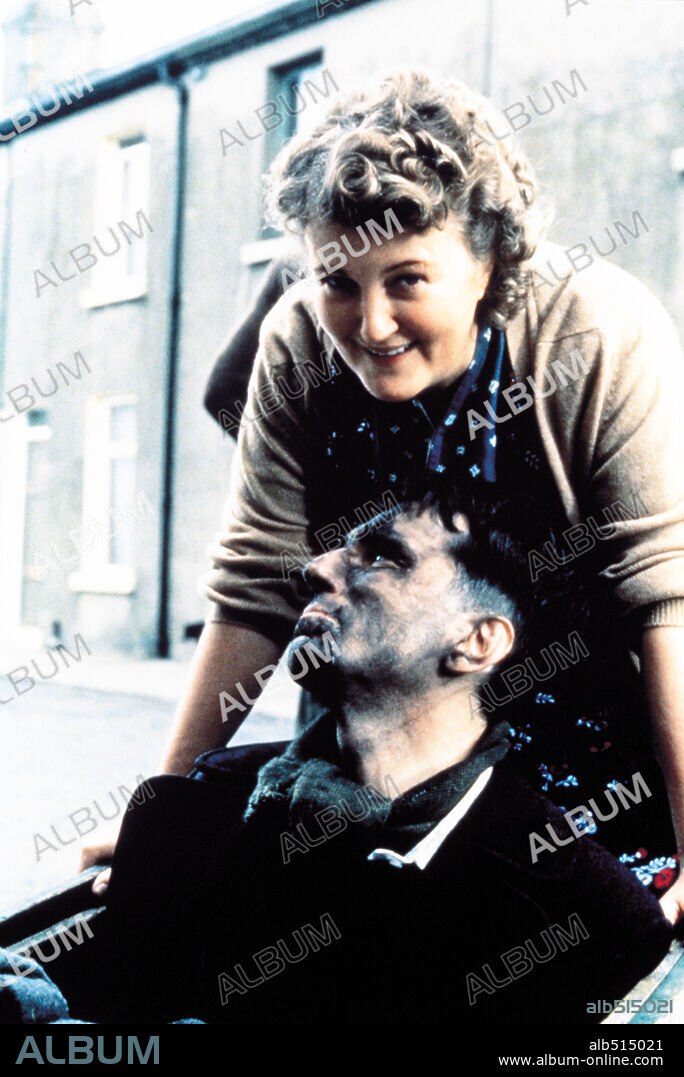 BRENDA FRICKER y DANIEL DAY-LEWIS en MI PIE IZQUIERDO, 1989 (MY LEFT FOOT), dirigida por JIM SHERIDAN. Copyright GRANADA/MIRAMAX.