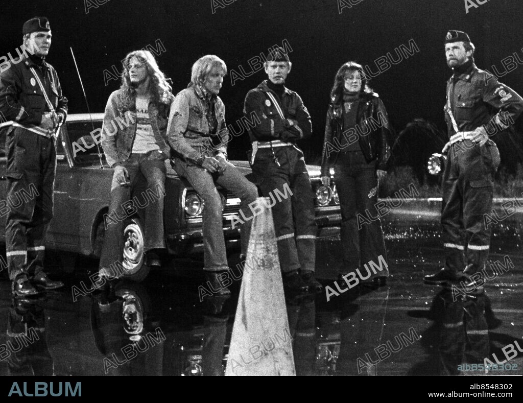 Göteborg 1976-10-01 - Raggare träffar polisen på Stora Holms halkbana. Fr v Bengt Arvidsson, Kent "Lotta" Bjursten, Stig Hallström, Siwert Elgh, Rosita Ruprecht och Bo Ingelsbo. *** Local Caption *** GT - Arne Alfredsson. ARNE ALFREDSSON.