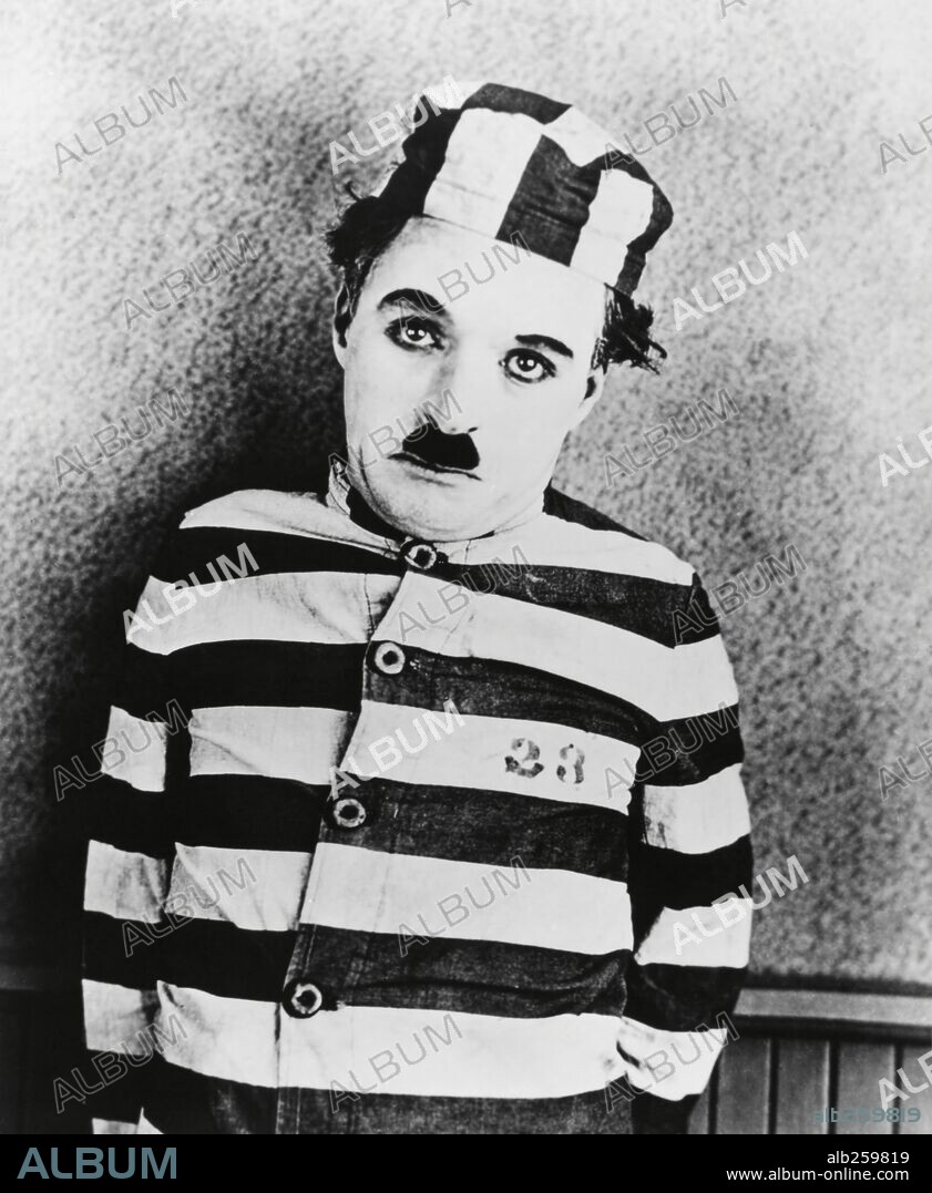CHARLIE CHAPLIN in THE ADVENTURER (1917), directed by CHARLES CHAPLIN. Copyright LONE STAR/MUTUAL FILM.
