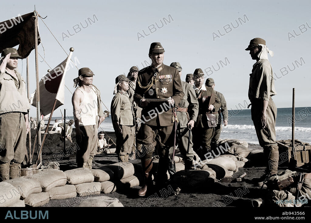 HIROSHI WATANABE y KEN WATANABE en CARTAS DESDE IWO JIMA, 2006 (LETTERS FROM IWO JIMA), dirigida por CLINT EASTWOOD. Copyright AMBLIN ENTERTAINMENT / WALLACE, MERIE W.