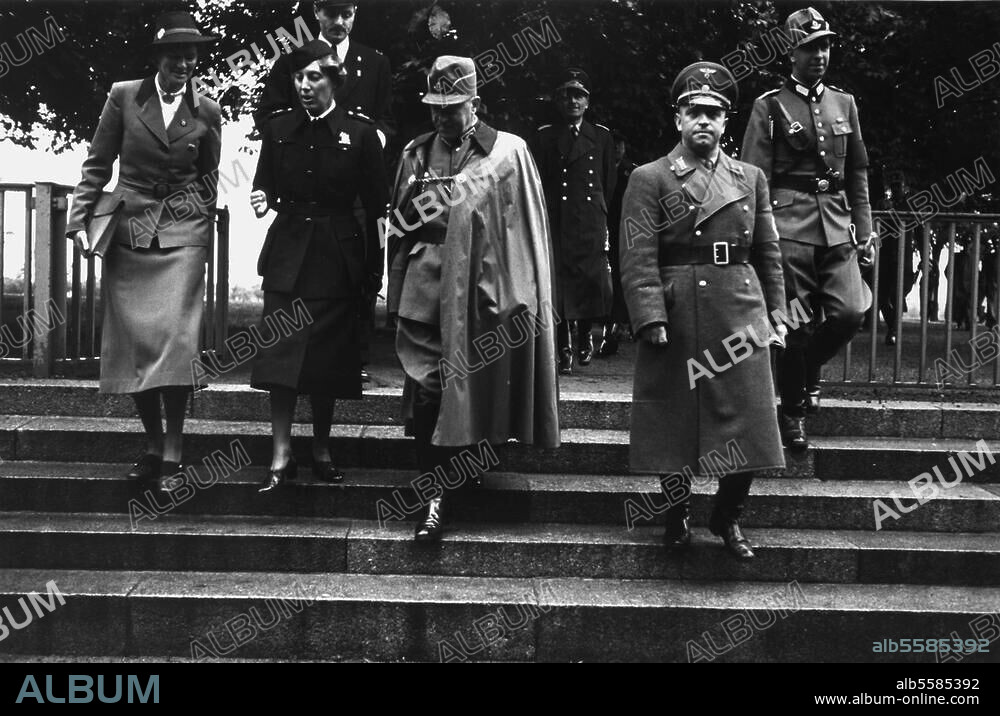 Hierl, Konstantin politician (NSDAP); Parsberg (Bavaria). 24.2.1875 - Heidelberg 23.9.1955. Reich Labour Leader Konstantin Hierl (middle) on the Reichssportfeld (Reich sports field) in Berlin during the opening of the "Arbeitsmaiden" exhibition of the RAD (Reich Labour Service). Photo, 1940.