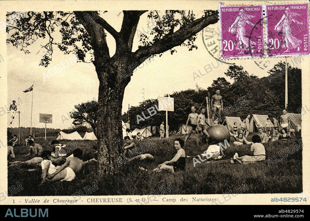 'Vallee de Chevreuse. Chevreuse. Camp de naturistes'. Carte postale vers 1936. annees 30. Credit : IM/KHARBINE-TAPABOR.