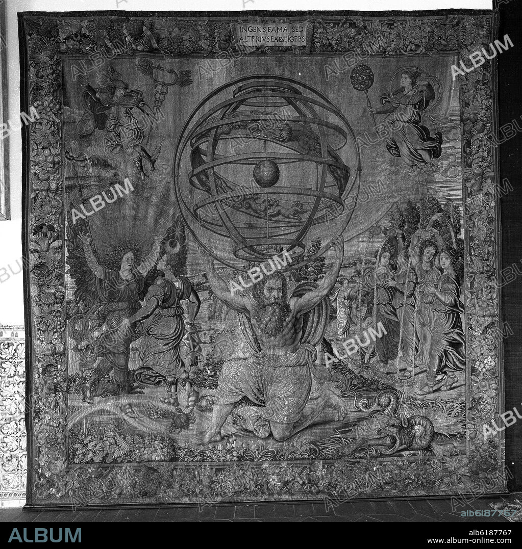 ATLAS SOSTENIENDO LA ESFERA ARMILAR - TAPIZ DEL SALON DEL TRONO TEJIDO EN BRUSELAS EN EL SIGLO XVI - FOTOGRAFIA EN BLANCO Y NEGRO - AÑOS 60.