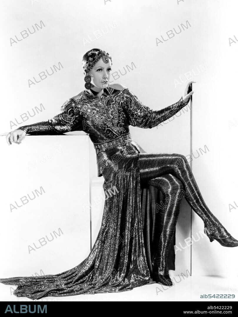 GRETA GARBO y Margaretha Geertruida Zelle. GRETA GARBO en MATA HARI, 1931, dirigida por GEORGE FITZMAURICE. Copyright M.G.M.