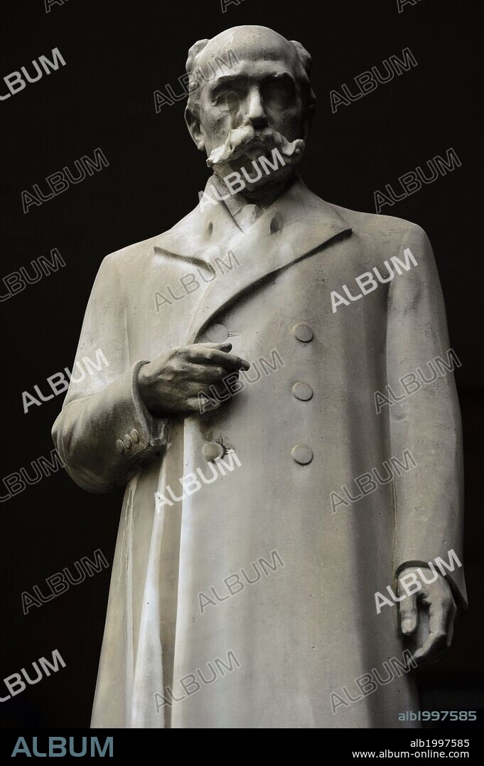 Camillo Golgi (1843-1926). Fue un médico y citólogo italiano. Descubridor de los dictiosomas y su innovador método de tinción. Premio Nobel de Medicina, en 1906 conjuntamente con Santiago Ramón y Cajal (1852-1934) por sus estudios sobre la estructura del sistema nervioso. Escultura. Patio de la Universidad de Pavia. Lombardia. Italia.