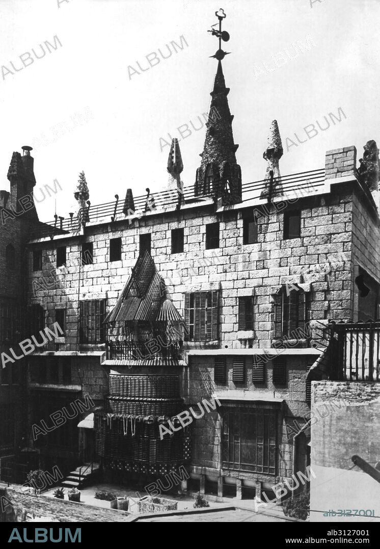 Palacio Güell, parte posterior del edificio en la calle Conde del Asalto. Años 1950.