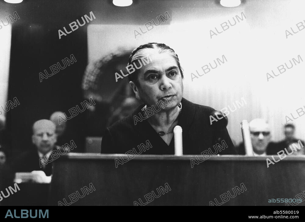 Benjamin, Hilde, née Lange; femme politique (SED); née en 1902. Berlin-Est, 20 décembre 1965: 17° réuion de la Chambre du peuple de RDA au Palais des Congrès sur l'Alexanderplatz: Hilde Benjamin, ministre de la Justice, à la création du Code de la famille; au fond, Walter Ulbricht et Willi Stoph. Photo.