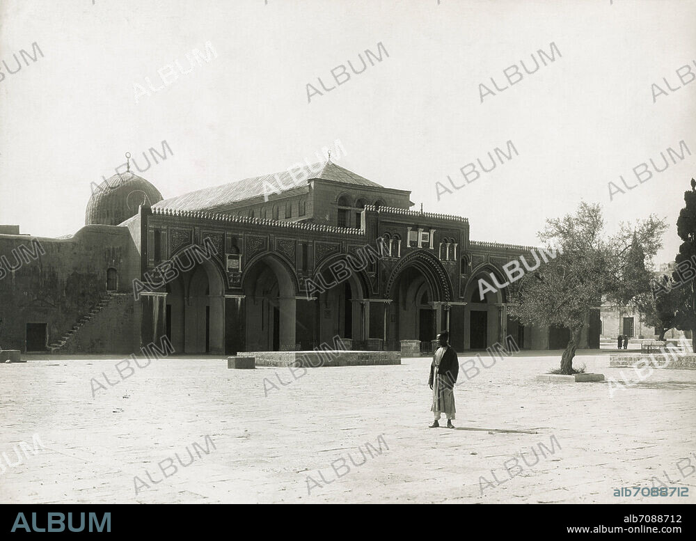 Jerusalem / Jeruschalajim (Israel), Tempelberg / Haram esh-Sharif, al-Aqsa-Moschee (erbaut 707-709 unter Kalif al-Walid I.; im späten 8.Jh. erneuert; heutige Gestalt 1034/35 unter dem fatimidischen Kalifen el-Zahir; zusammen mit dem benachbarten Felsendom eines der drei Hauptheiligtümer des Islam). - Außenansicht. - Foto (Vintage Print), undatiert, um 1894/1910, von Bruno Hentschel. Berlin, Sammlung Archiv für Kunst und Geschichte.