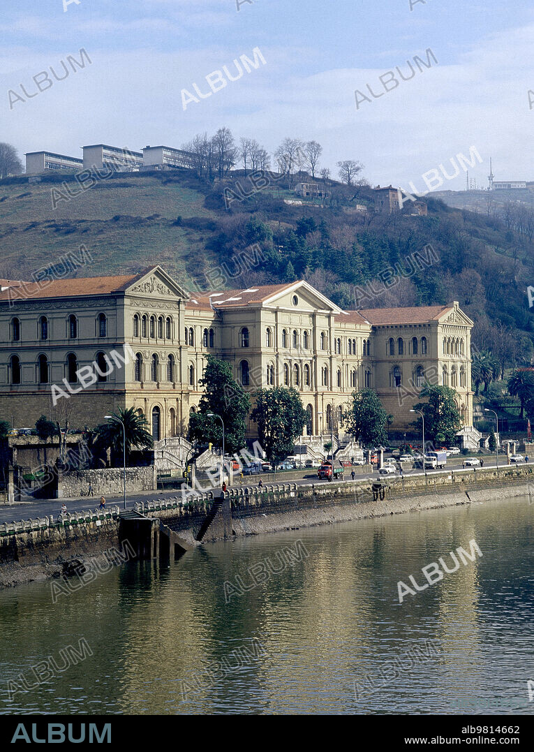 UNIVERSIDAD DE DEUSTO DESDE LA OTRA ORILLA DE LA RIA.