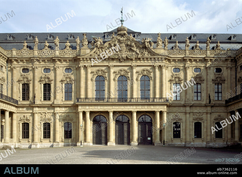 Ehrenhof, Mittelrisalit der Hauptfassade.