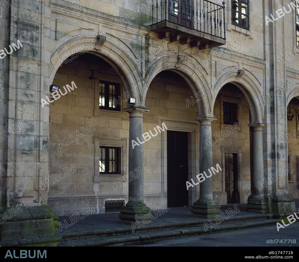 ARTE DEL S. XVIII. ESPAÑA. CASA DE LA CONGA o DE LOS CANONIGOS. Edificada en el 1709 por ANDRADE como vivienda canonical. Detalle del PORTICO con ARCOS DE MEDIO PUNTO. SANTIAGO DE COMPOSTELA. Provincia de A Coruña. Galicia.