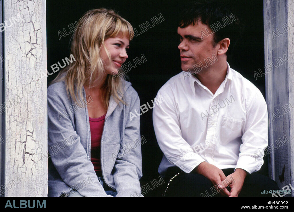 MICHELLE WILLIAMS and PETER DINKLAGE in THE STATION AGENT, 2003, directed by TOM MCCARTHY. Copyright MIRAMAX.