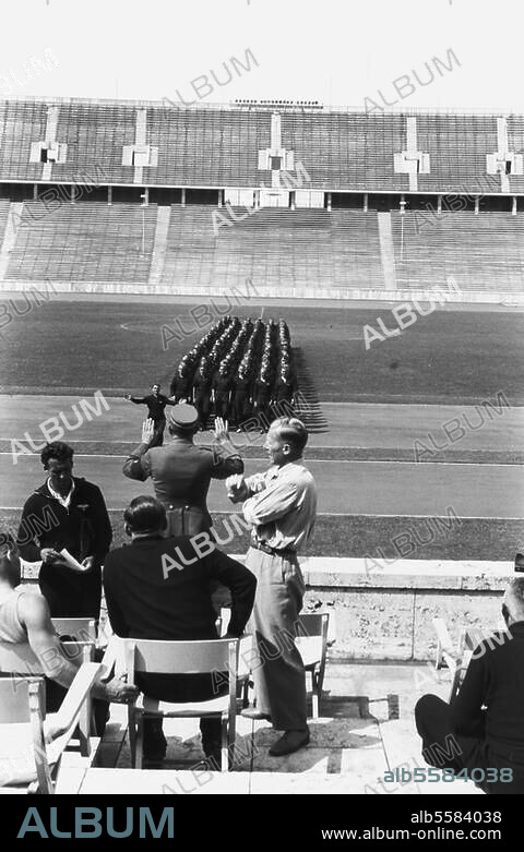 Nationalsozialismus:. SA (Sturmabteilung der NSDAP). Organisationsprobe der 350 Kampfrichter für die Reichswettkämpfe der SA auf dem Reichssportfeld in Berlin, Sommer 1938: Eine Riege probt die Aufstellung im Olympiastadion. Foto.