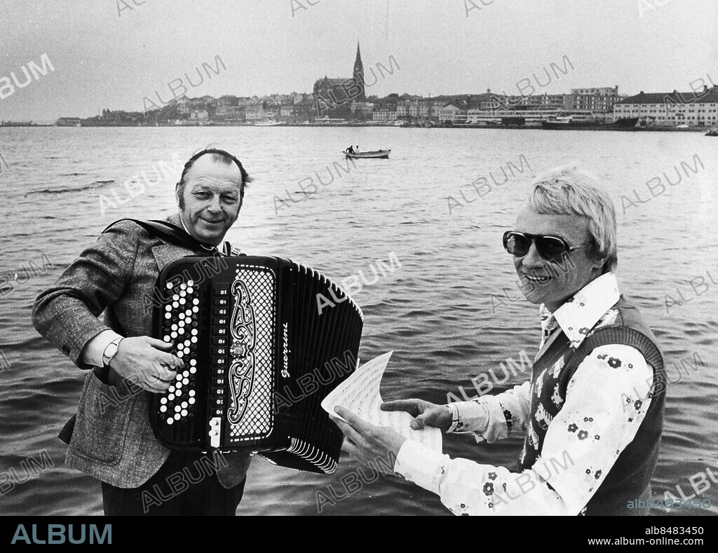 1975-05-09. Melker Davidsson, dragspel och Kjell Kraghe kommer till sommaren att inleda ett intimt samarbete. Här övar man in Ålefiskarns vals med Lysekil i bakgrunden *** Local Caption *** GP Foto: Curt Warås. KAMERAREPORTAGE.