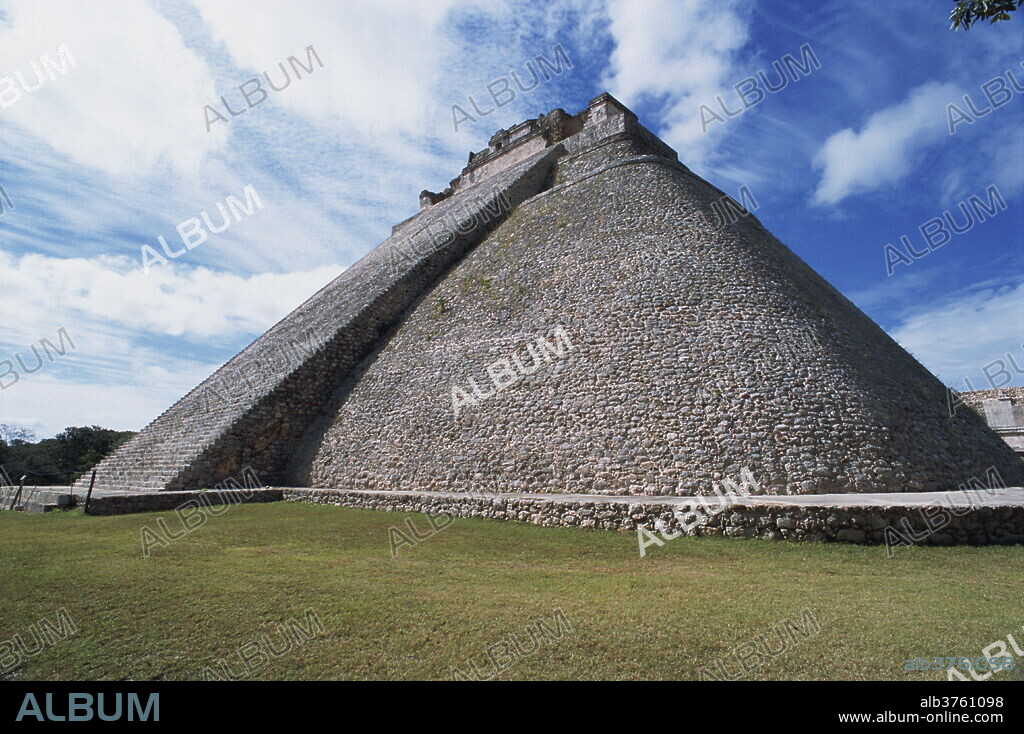 Magicians Pyramid at the Mayan site of Uxmal, UNESCO World Heritage Site, Uxmal, Yucatan, Mexico, North America.