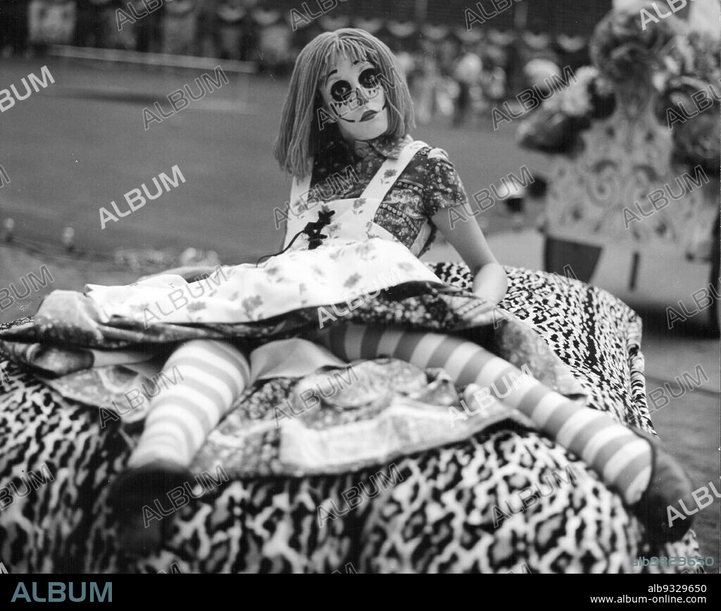 SHELLEY DUVALL en EL VOLAR ES PARA LOS PAJAROS, 1970 (BREWSTER MCCLOUD), dirigida por ROBERT ALTMAN. Copyright Metro-Goldwyn-Mayer (MGM).