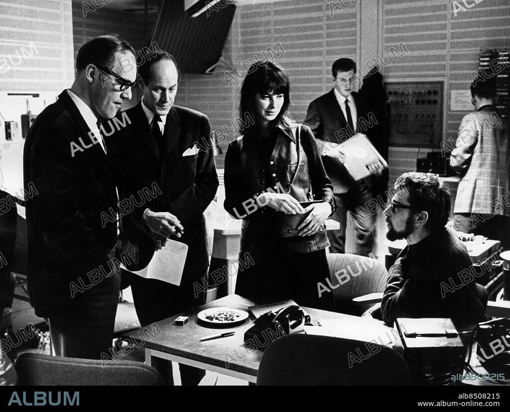 ARKIV 196802.. Teamet bakom kulturmagasinet Forum 68. Från vänster Lars Boberg, ständig konsult, Lars Ulvenstam, redaktör, Noomi Liljefors, bildproducent och Magnus Roselius, i redaktionen.. Foto: Bertil S-son Åberg / SVT / Kod: 5600. RiR 18883 sv/v. Mapp: TV - Diverse program Forum 68 L 22. Redaktionsbilder Profiler.