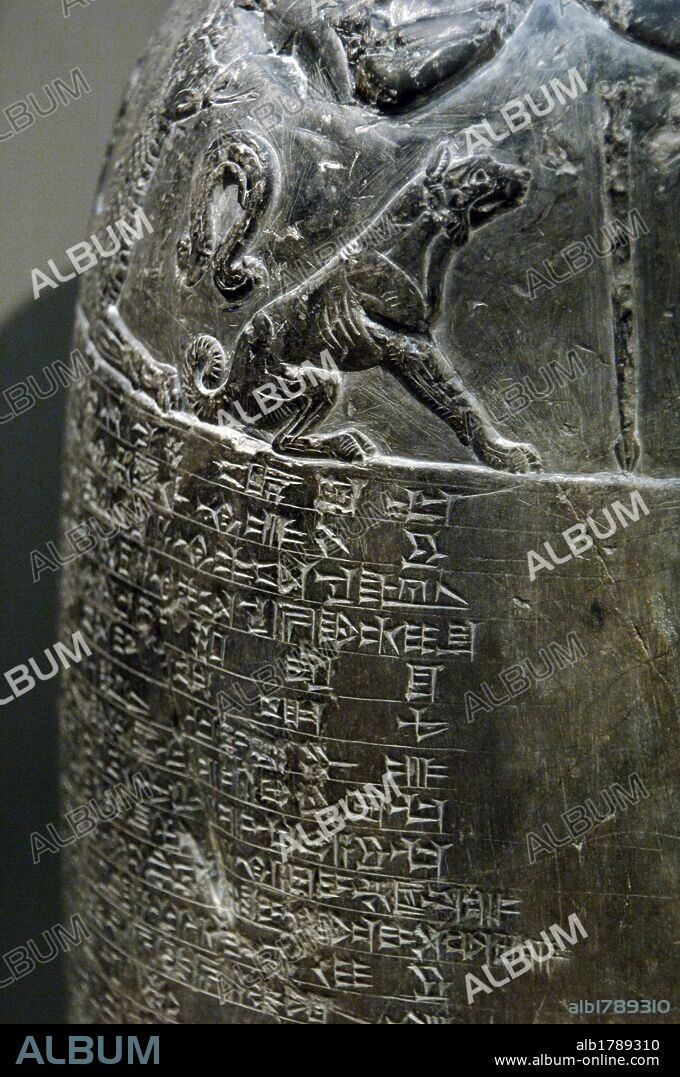 ARTE MESOPOTAMICO. SEGUNDA DINASTIA DE ISIN. KUDURRU de piedra perteneciente al REINADO DE MARDUK-NADIN-AHHE (1099-1082 a. C.). Relata, en ESCRITURA CUNEIFORME, la COMPRA DE TIERRAS POR PARTE DE UN OFICIAL REAL Detalle. Procede de Babilonia. Museo Británico. Londres. Inglaterra. Reino Unido.