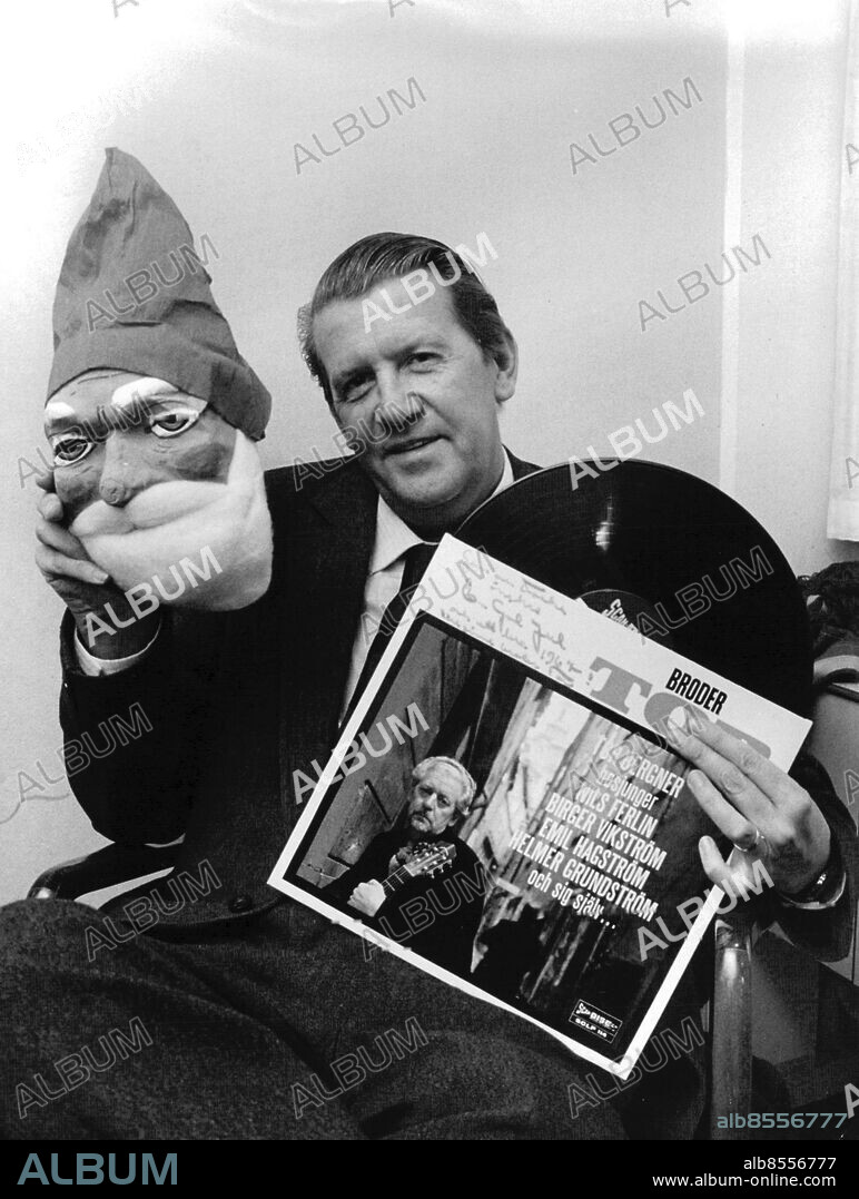 Stockholm 1970-12-22. Radiomannen Folke Olhagen har varit tomte i grammofonarkivet sedan 1947 . Foto: Gunnar Lantz / SvD / TT / kod 12014.