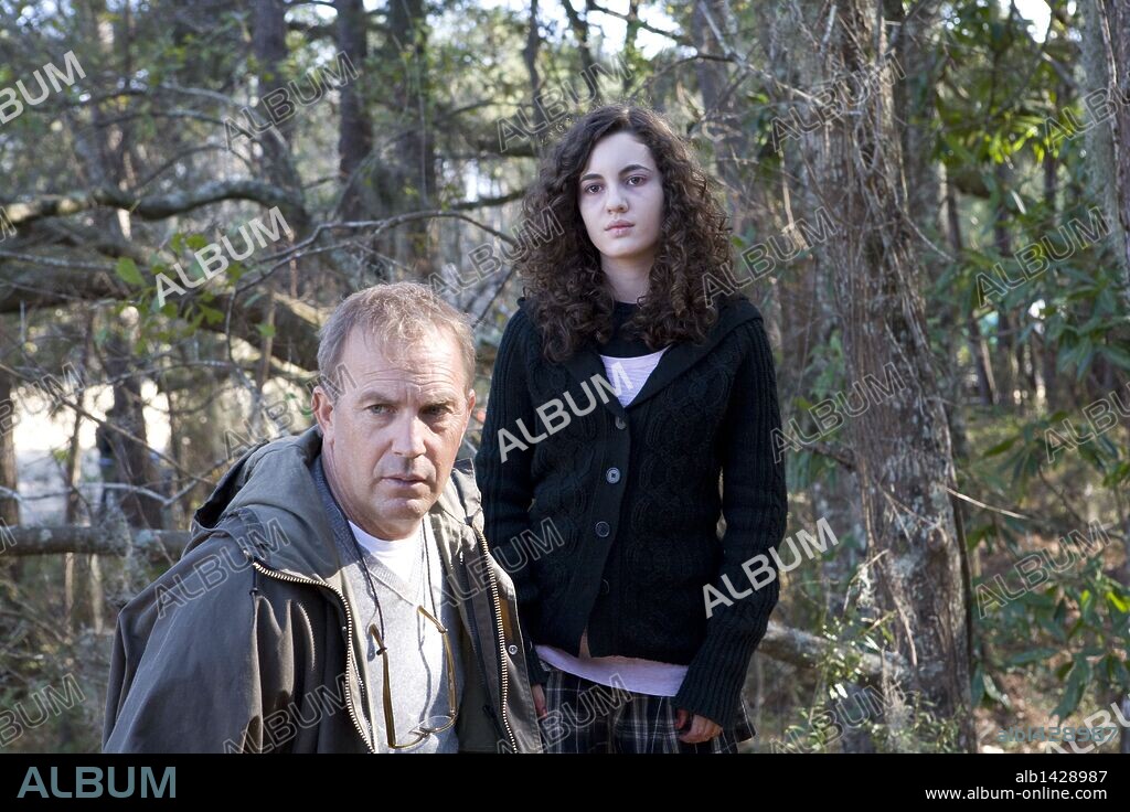 IVANA BAQUERO y KEVIN COSTNER en LA OTRA HIJA, 2009 (THE NEW DAUGHTER), dirigida por LUISO BERDEJO. Copyright GOLD CIRCLE FILMS.