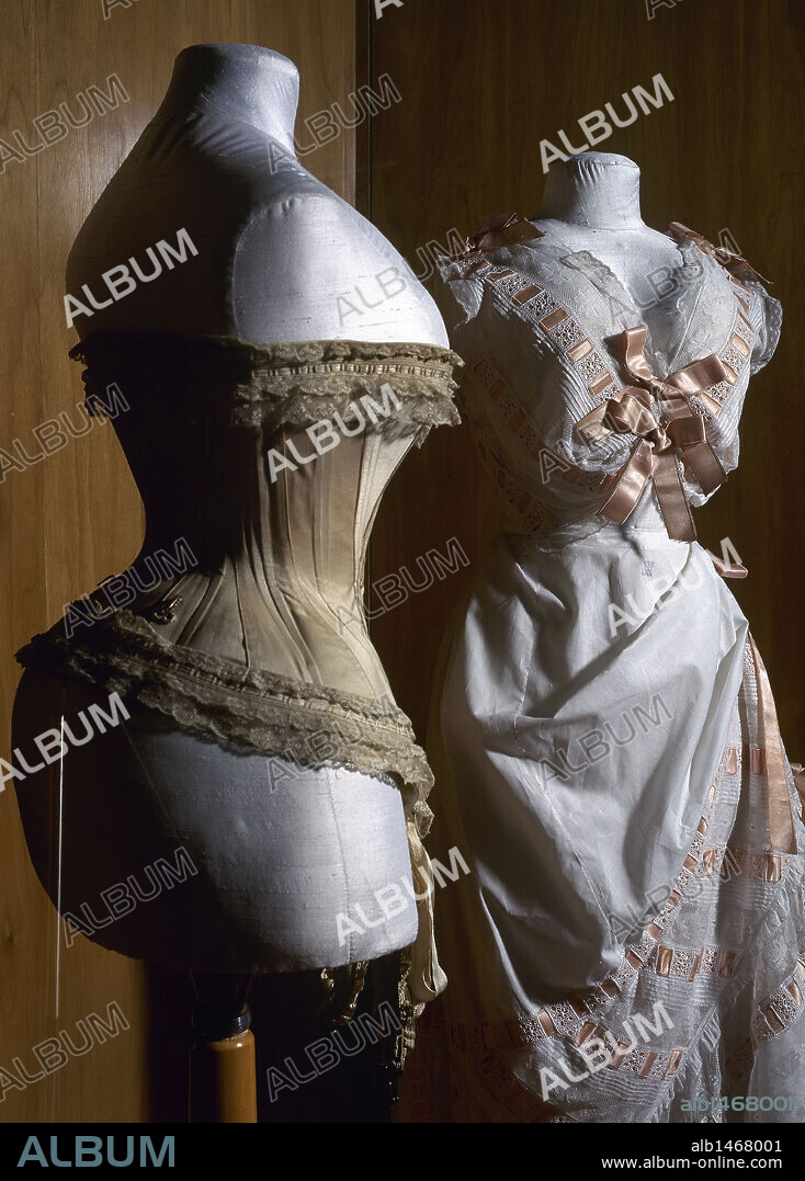 MUSEO TEXTIL Y DE LA INDUMENTARIA. Instalado en el Palacio del Marqués de Llió (s. XIII). MODELOS DE ROPA INTERIOR MODERNISTA. BARCELONA. Cataluña. España.