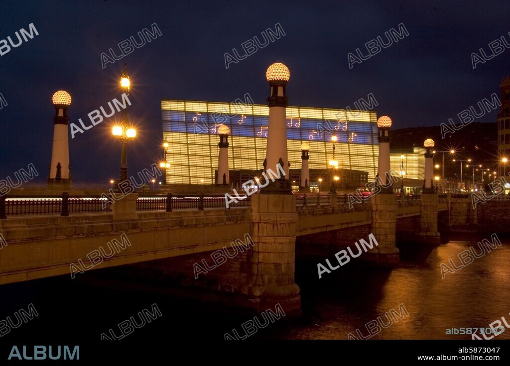 Donostia / San Sebastian; puente y edificio / Auditorio del Kursaal (arquitecto: Rafael Moneo).