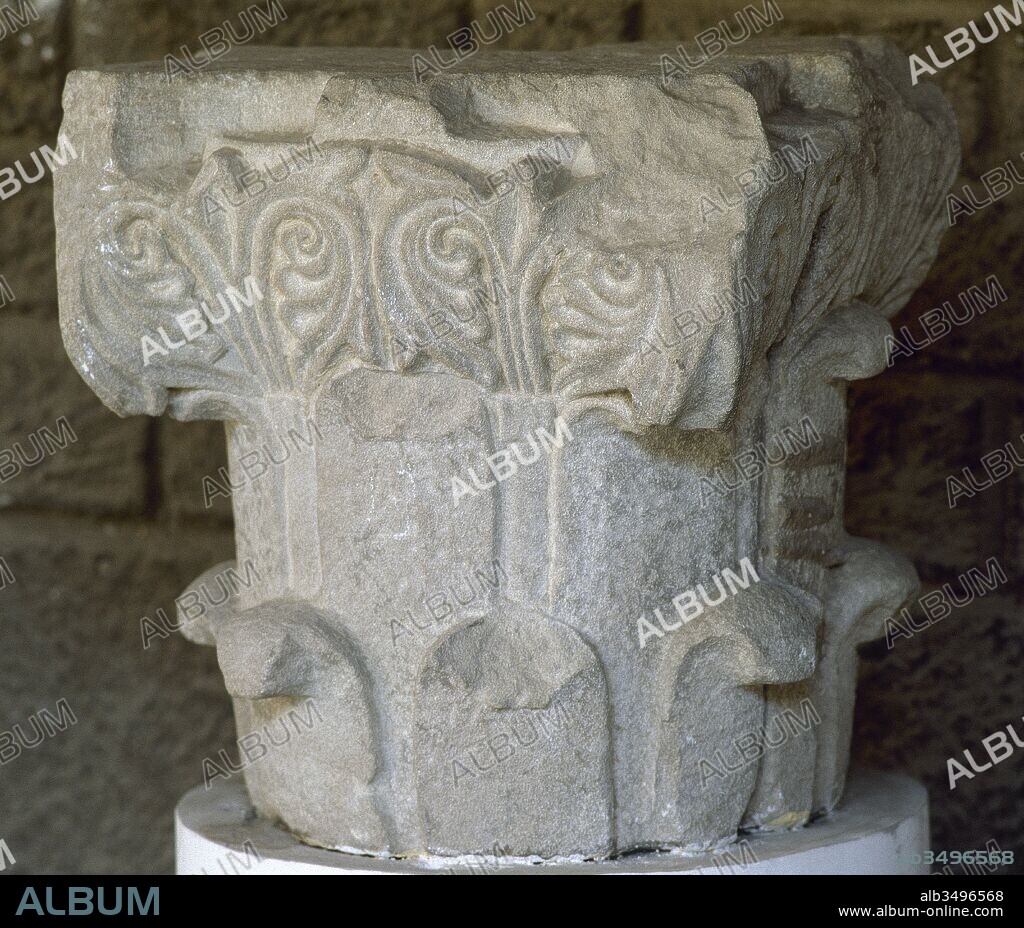 Capitel de tipo califal, siglo X. Realizado con la técnica a bisel en piedra arenisca (50cm x 48cm x 48cm x 48cm). Procede de la Basílica de Santa Maria de Ripoll (consagrada el 977). Monasterio de Santa Maria de Ripoll. Provincia de Girona. Cataluña.